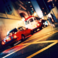 Rotes Auto vor Bus; Hong Kong