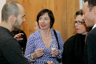 Tom Felber (r.), Nicole Malmedé (2. v.r.) im Gespräch